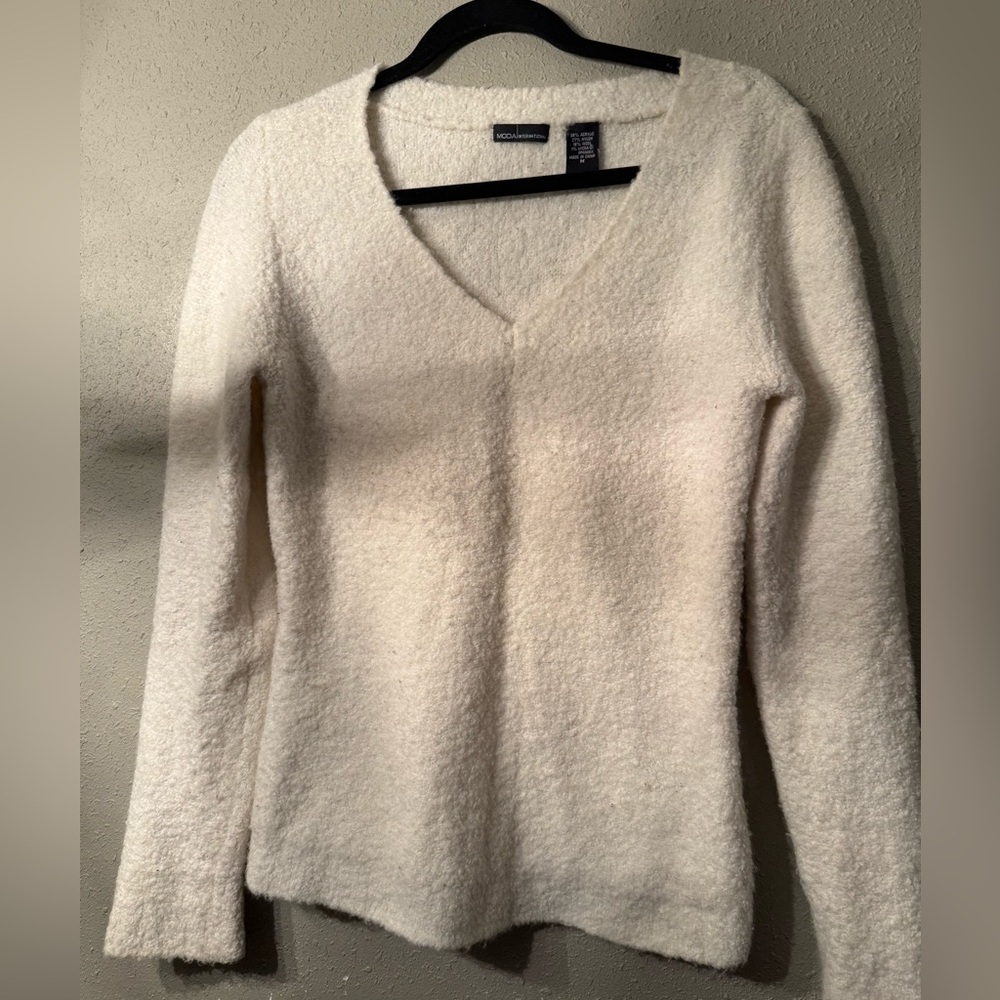 Moda International Elegant Ivory V-Neck Sweater